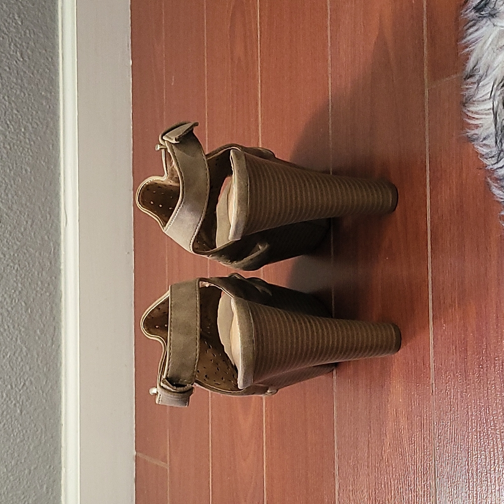 Heels - Picture 2 of 3